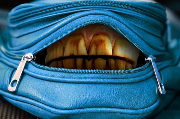Плохая гигиена полости рта - причина боли в десне между зубами