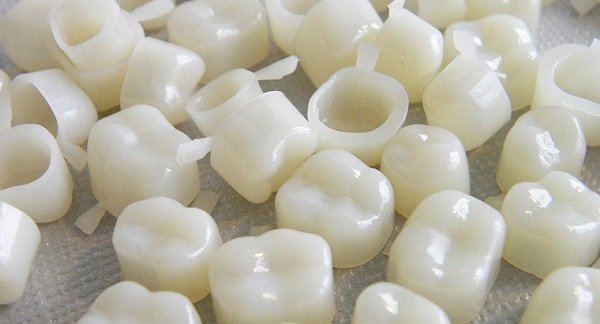 Зубная конструкция из пластмассы